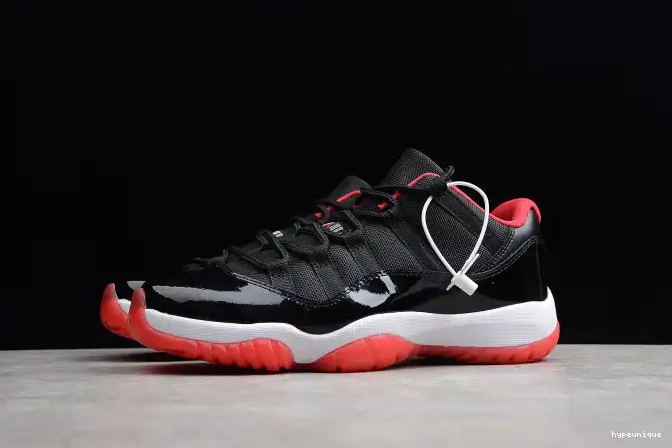 HYPE Low Jordan 11 Black Retro 